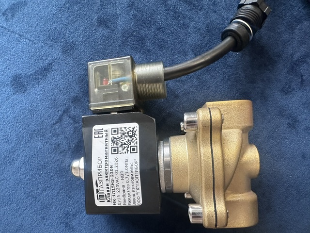 Elektromagnitnii klapan s ustanovlennim DIN razyomom